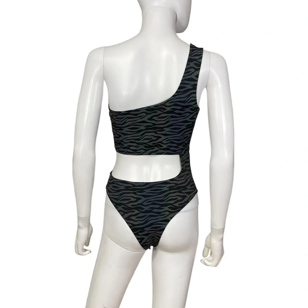 Gray Sexy Swimsuit Animal Print
New - Picture 4 of 7